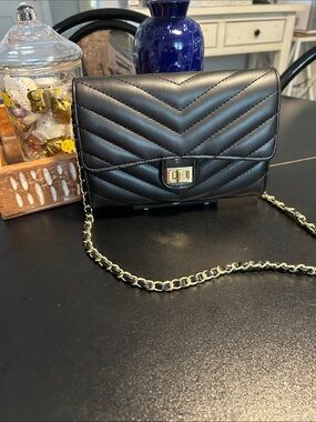 Quilted Chevron Crossbody Bag in Black with Gold Chain